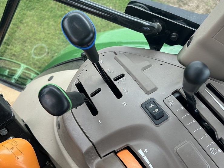 2024-john-deere-5075e-image-15