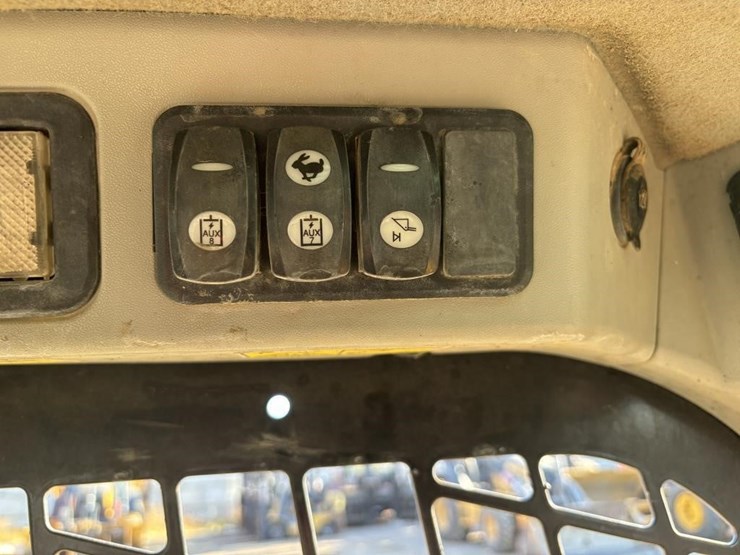 2016-caterpillar-259d-image-32