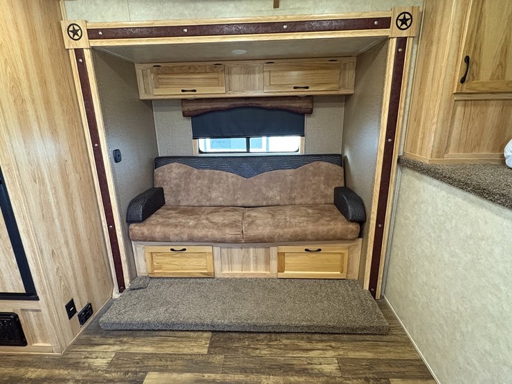 2018-bison-8011ldstlt-stock-combo-living-quarters-trailer-image-54