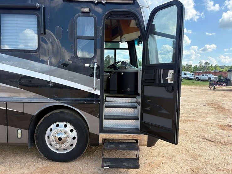 2003-freightliner-xc-fleetwood-revolution-diesel-pusher-motor-home-(65,650-miles)-image-12