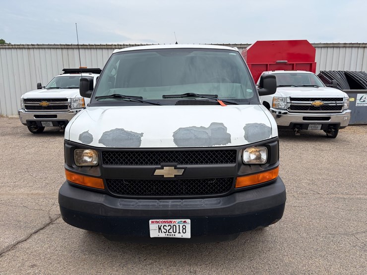 #8371-•-2011-chevrolet-cargo-van-(has-wi-title)-image-2