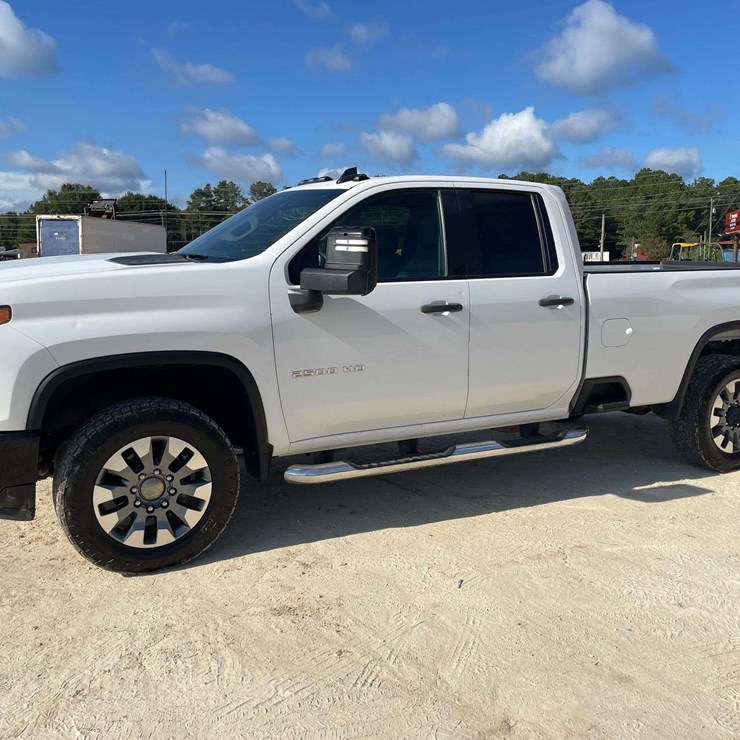 2023Chevrolet Silverado 2500 4 Door Crew Cab 4x4 Pickup Truck (176,756 Miles)