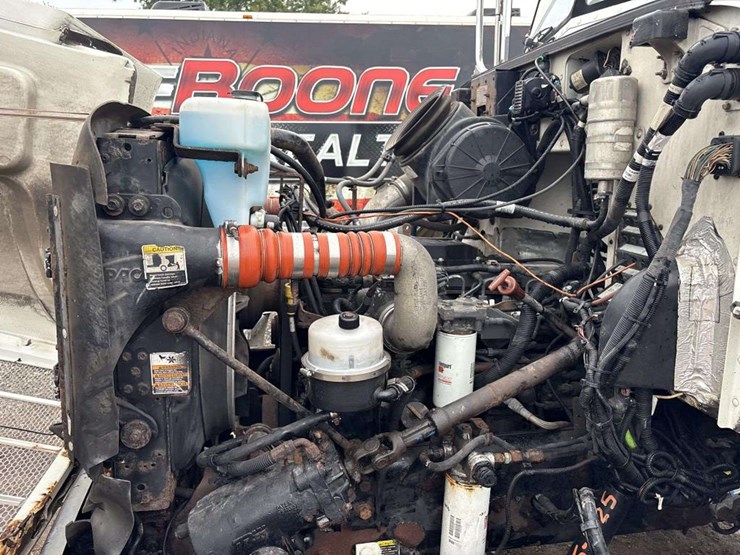 2009-peterbilt-335-image-10