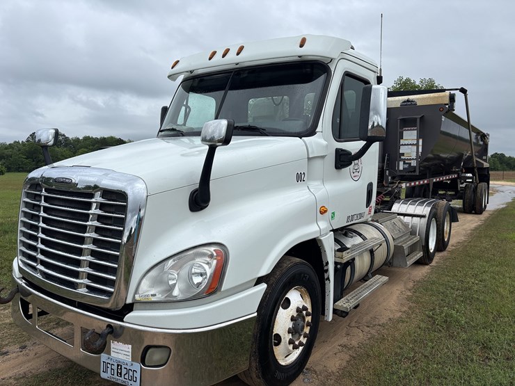 2016-freightliner-cascadia-image-1