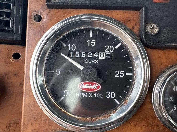2009-peterbilt-335-image-16