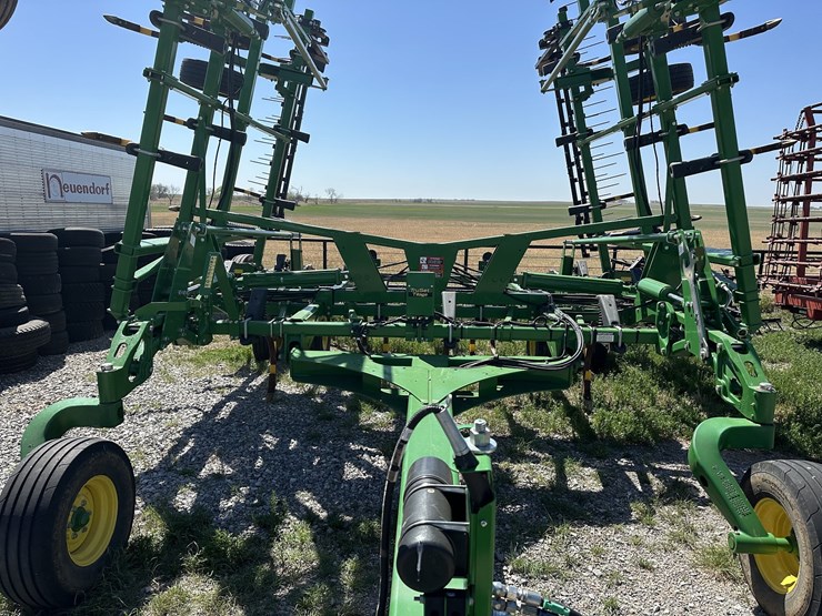 2023-john-deere-2430-image-1