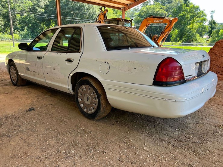 2004-ford-crown-vic-(211,135-miles)-image-2