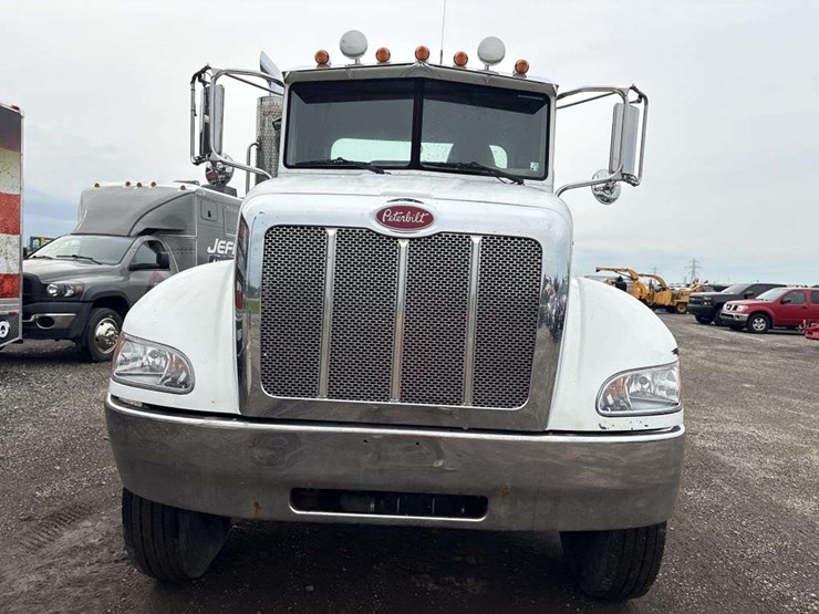 2009-peterbilt-335-image-5