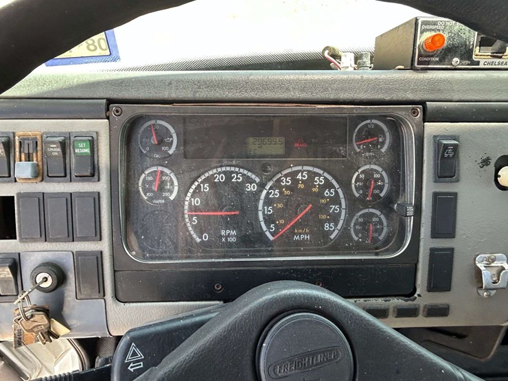 2004-freightliner-fl80-image-54