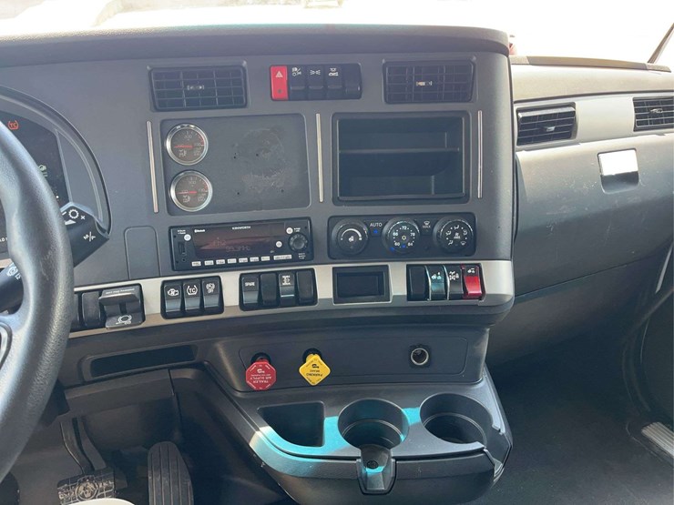 2022-kenworth-t680-image-16