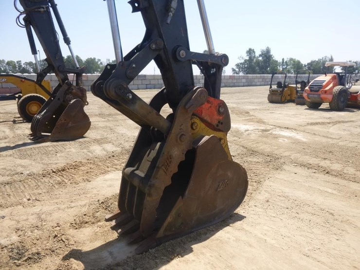 2011-deere-225d-lc-image-26