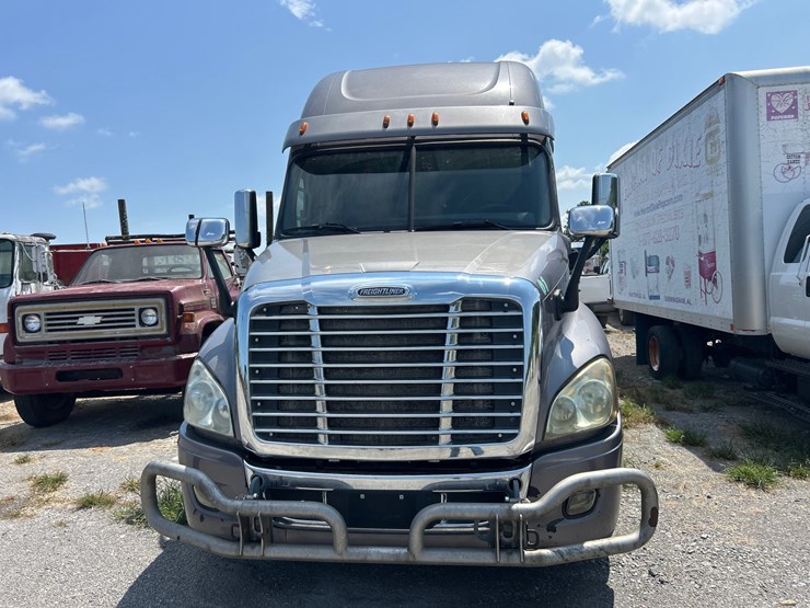 2015-freightliner-cascadia-125-image-3