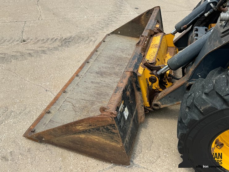 2017-deere-332g-image-10