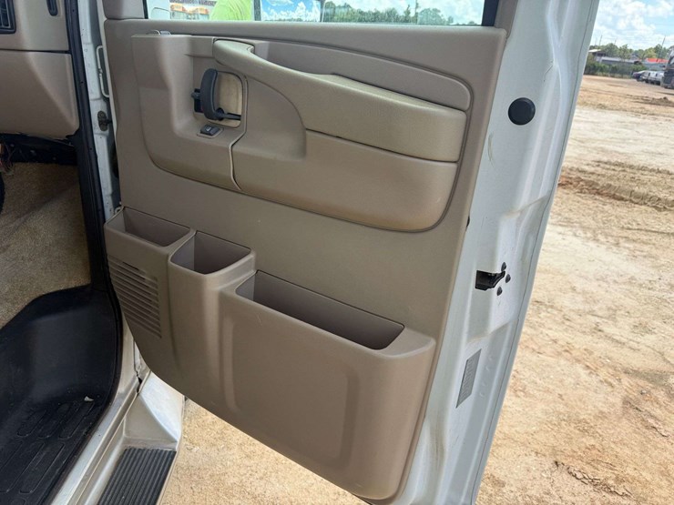 2007-chevrolet-express-"chateau"-(72,384-miles)-image-25