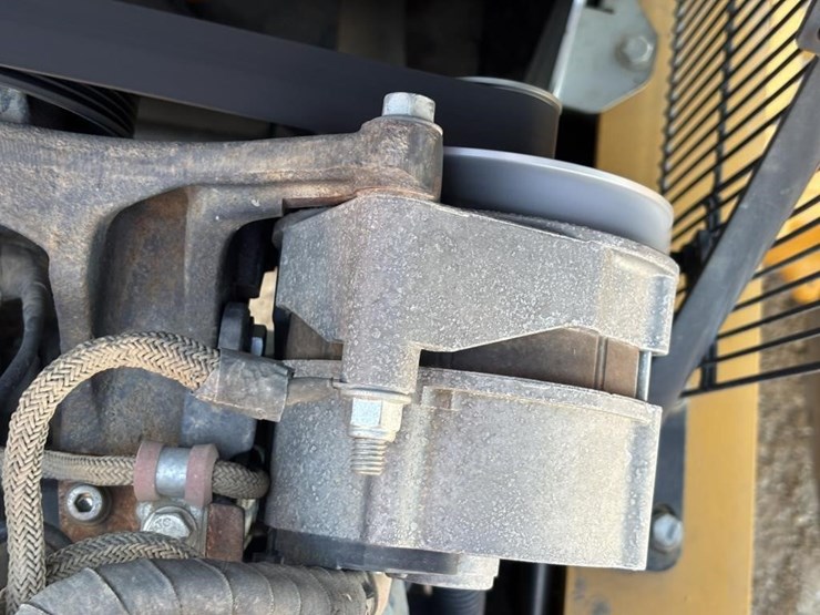 2020-deere-210l-image-51