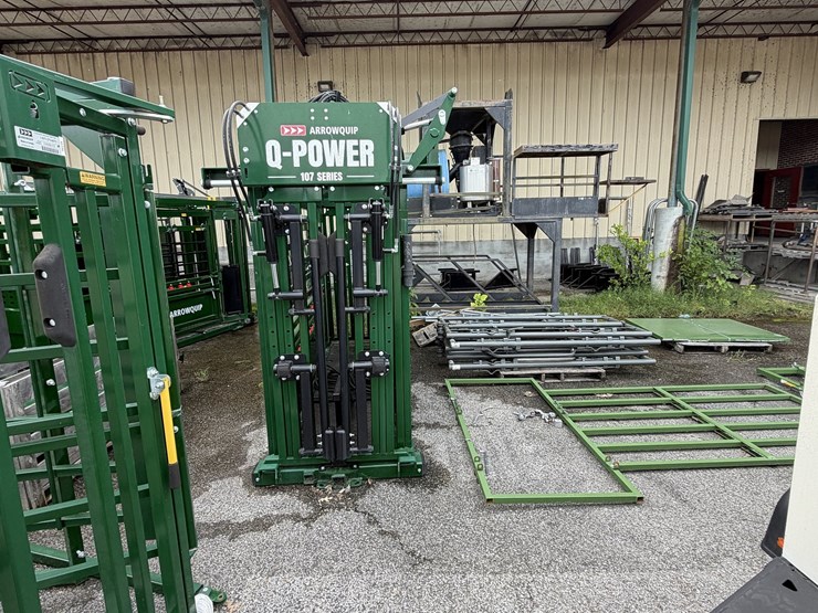 new/unused-arrowquip-q-power-107-hydraulic-squeeze-chute-image-5