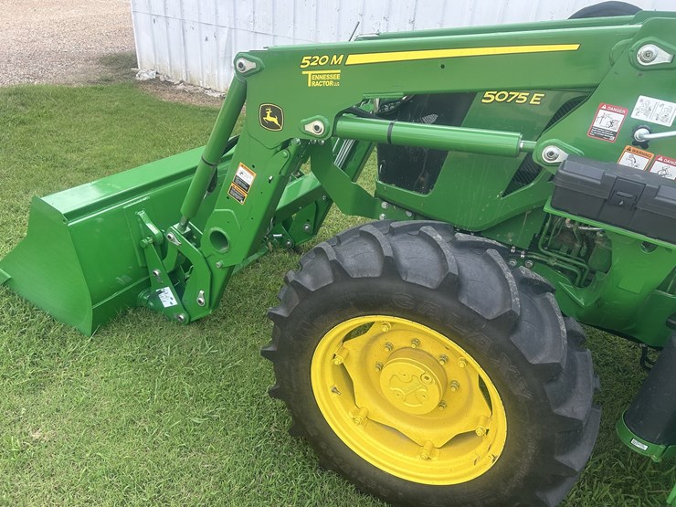 2024-john-deere-5075e-image-4