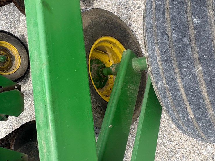 john-deere-235-image-11