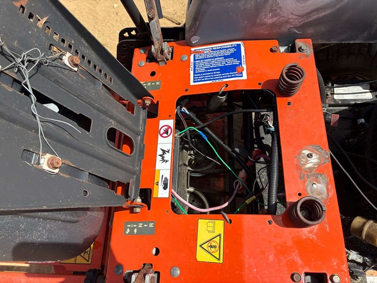 husqvarna-42"-zero-turn-lawn-mower-image-18