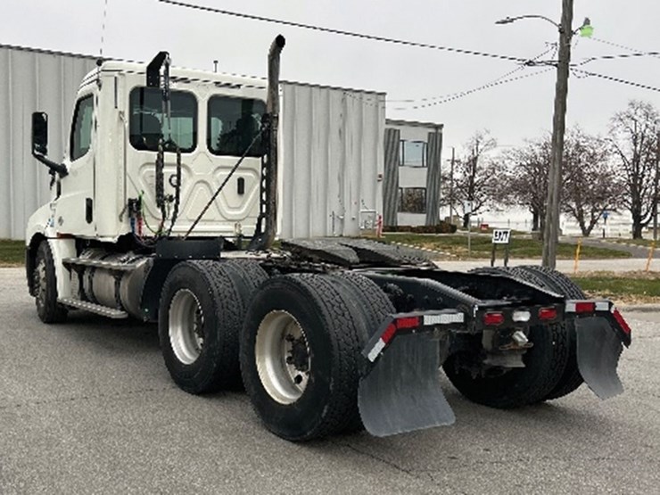 2019-freightliner-cascadia-126-image-2