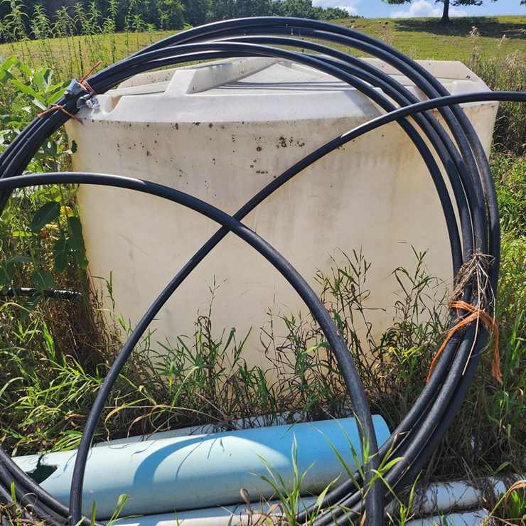 #2824 • 1500 Gallon Poly Tank with Stainless Steel Nitrogen Tank, Waterline and PVC Pipe