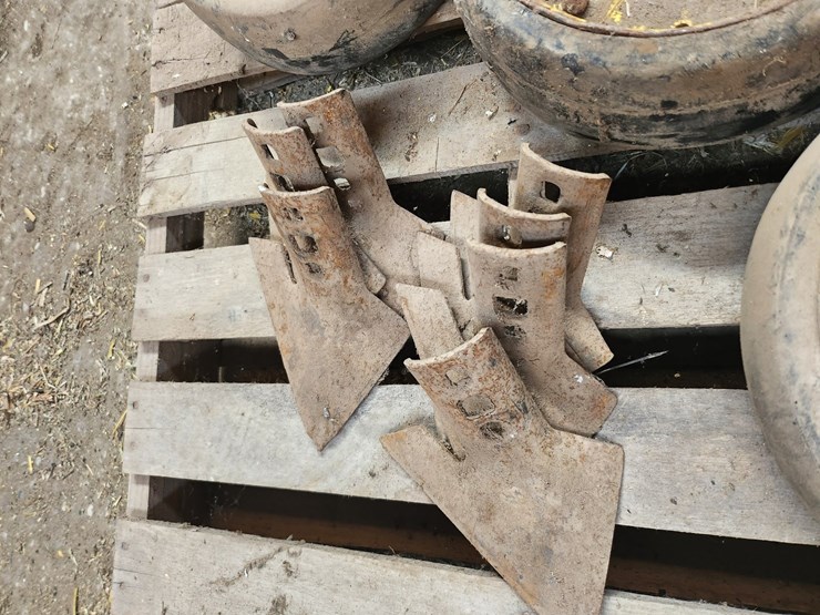 #2818-•-(3)-gauge-wheels-and-(4)-cultivator-sweeps-image-3