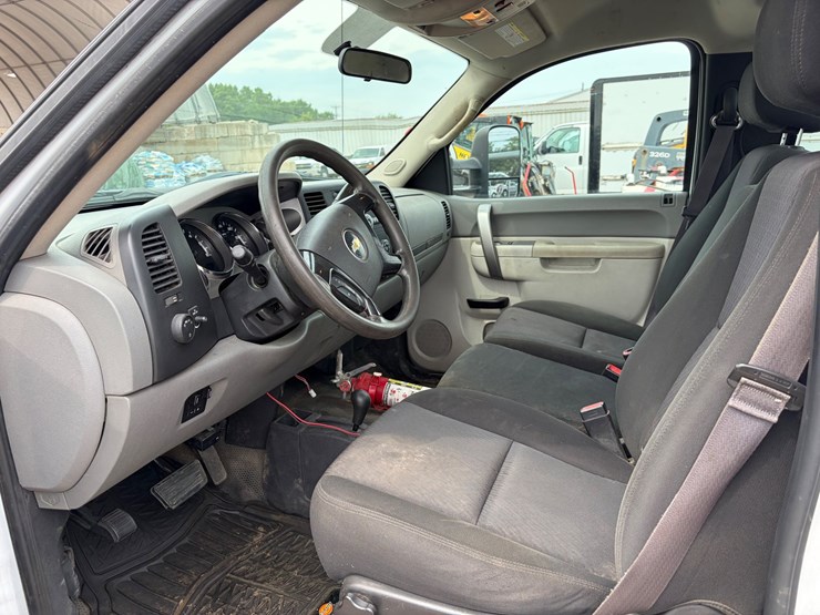 2012-chevrolet-3500-image-12