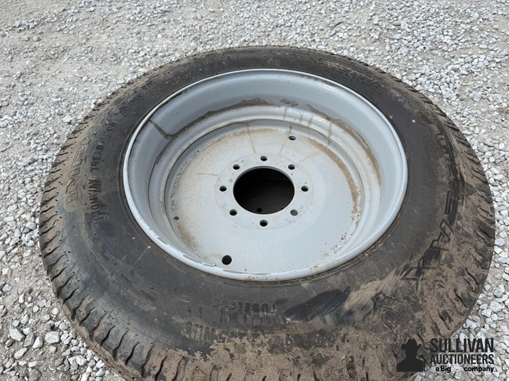 galaxy-9-22.5-tires-on-kinze-8-bolt-wheels-(bid-per-unit)-image-5