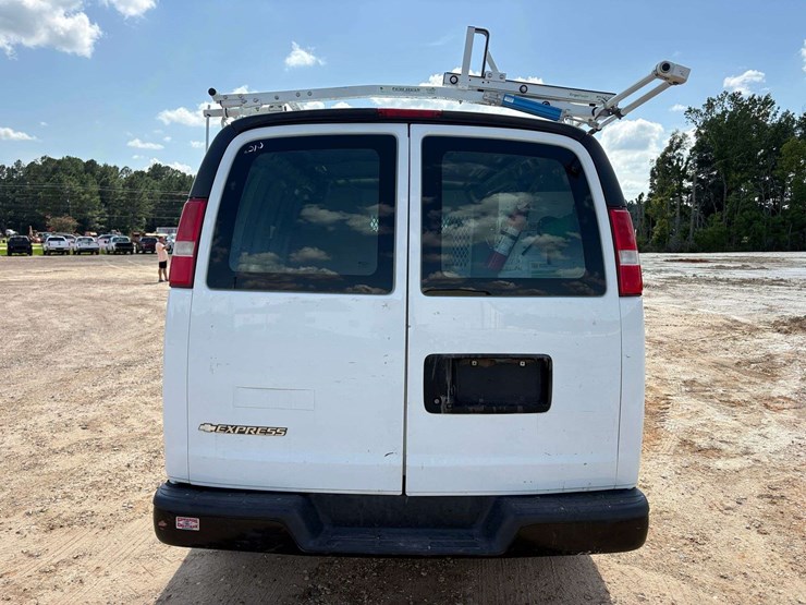 2018-chevrolet-express-2500-image-6