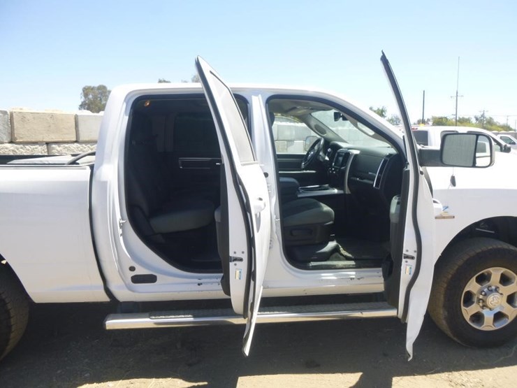 2017-dodge-3500-image-16
