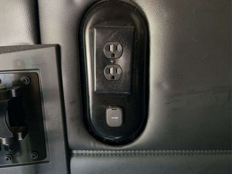 2022-kenworth-t680-image-30