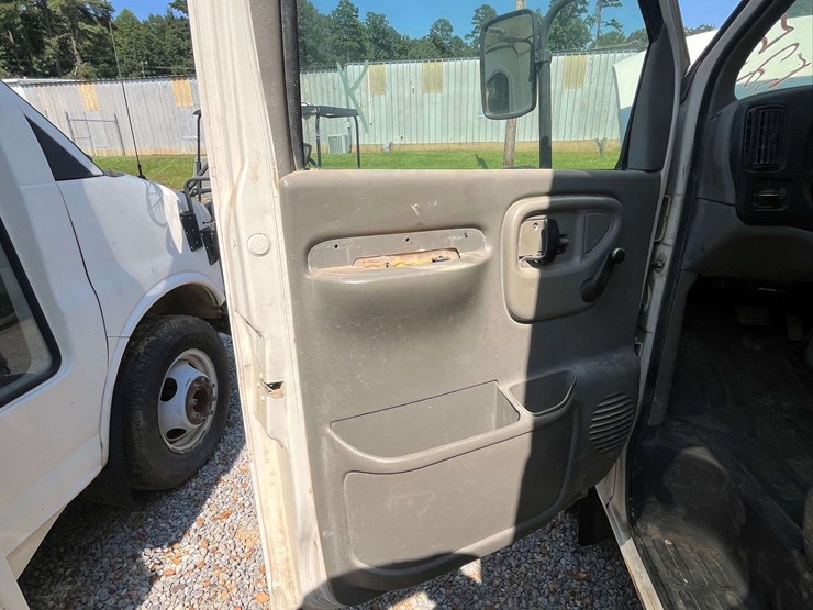 2001-chevrolet-express-bus-image-7