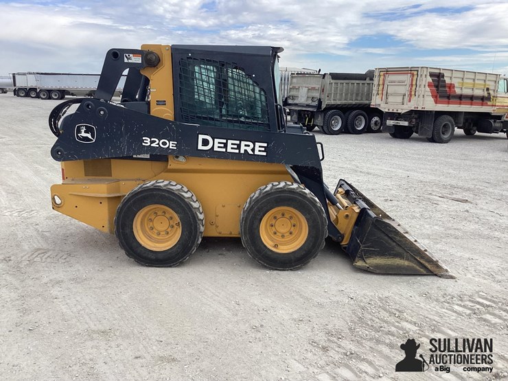2016-deere-320e-image-4