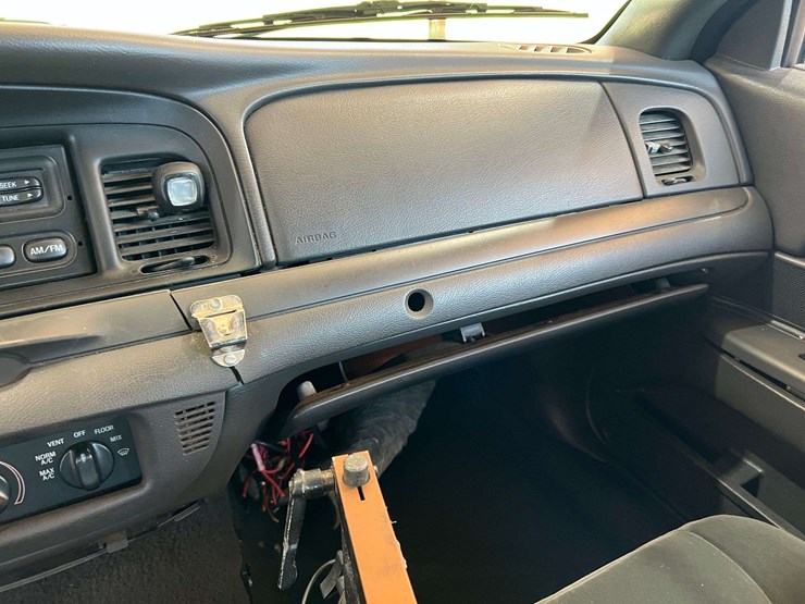 2004-ford-crown-vic-(211,135-miles)-image-31