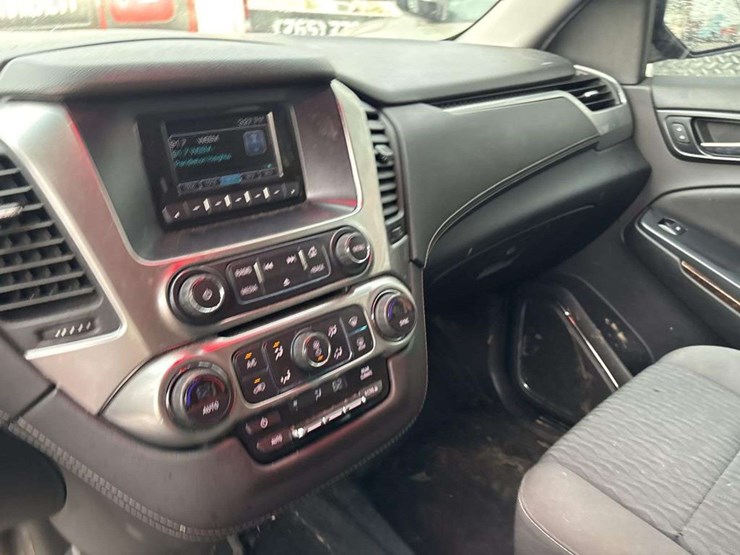 2017-chevrolet-tahoe-image-18
