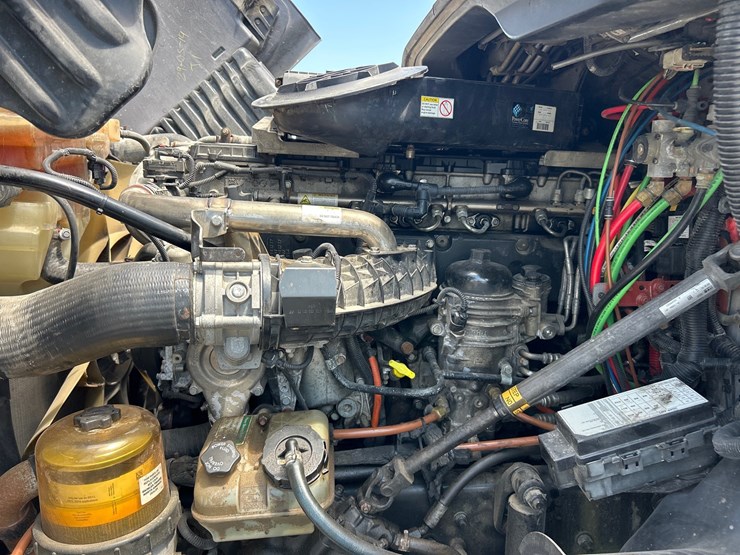 2015-freightliner-cascadia-125-image-8