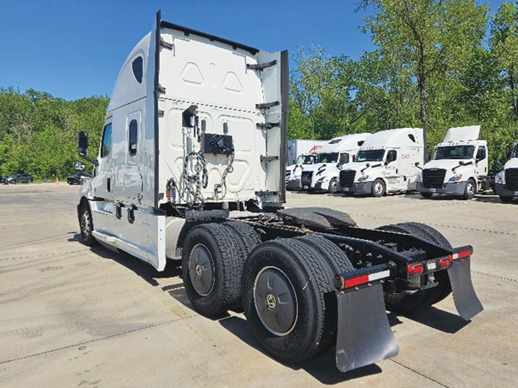 2020-freightliner-cascadia-126-image-2