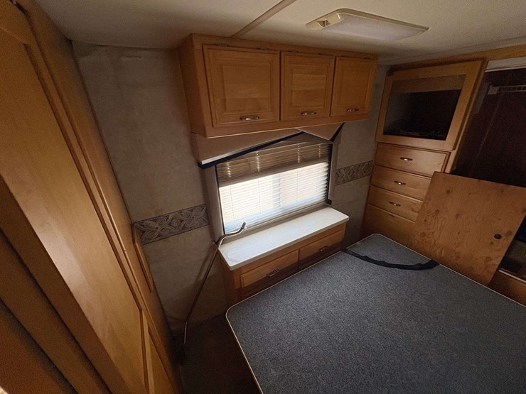 2003-freightliner-xc-fleetwood-revolution-diesel-pusher-motor-home-(65,650-miles)-image-33