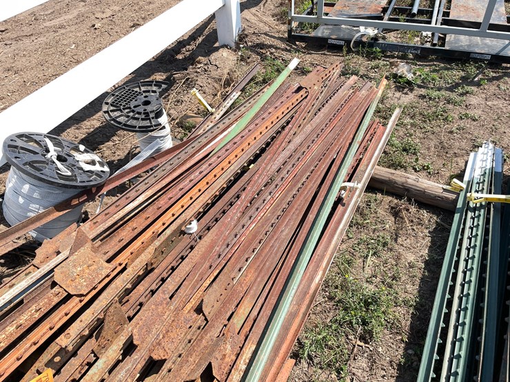 #7966-•-lot-of-assorted-fence-posts-image-10
