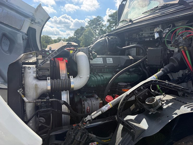 2018-volvo-vnl42t300-image-7