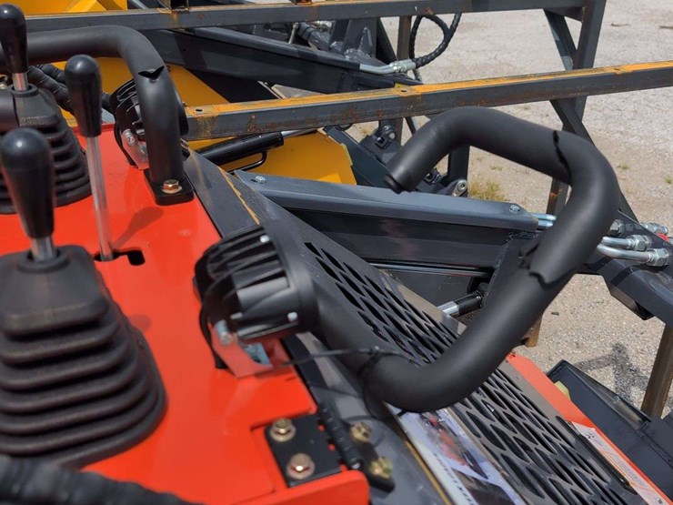 zjg-mini-skid-steer-loader-zj-380-(red)---15hp---hand-control-is-bent-please-review-photos-image-4