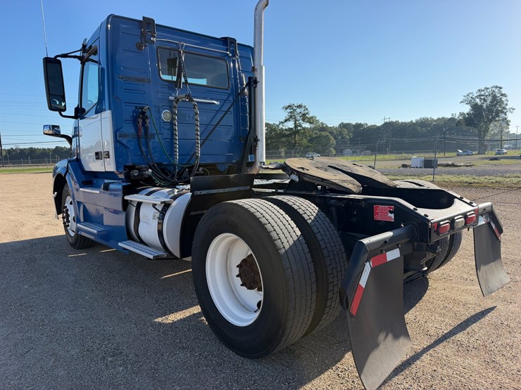 2015-volvo-vnl42t300-image-3