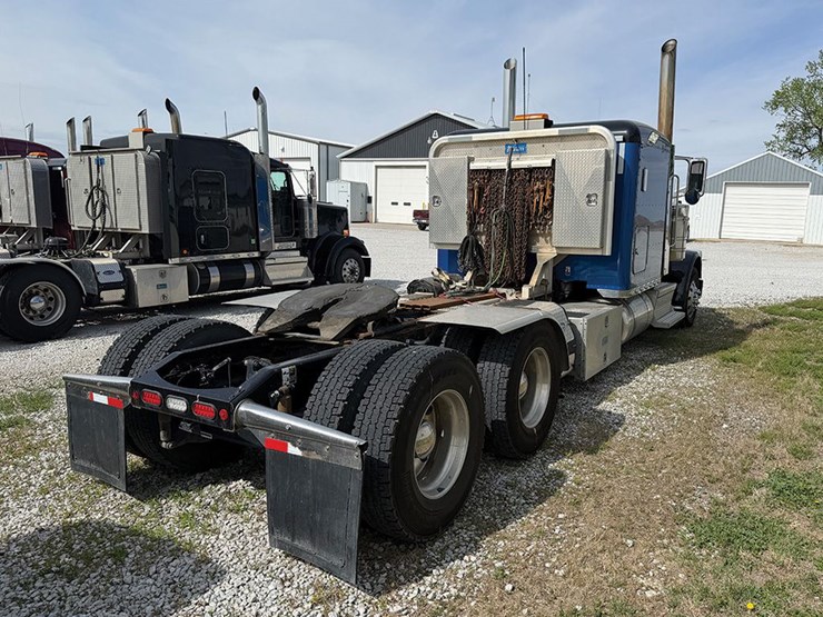 2020-peterbilt-389-image-2