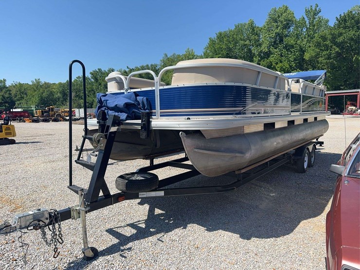 2012-suntracker-24'-dlx-pontoon-boat-(party-barge)-image-3