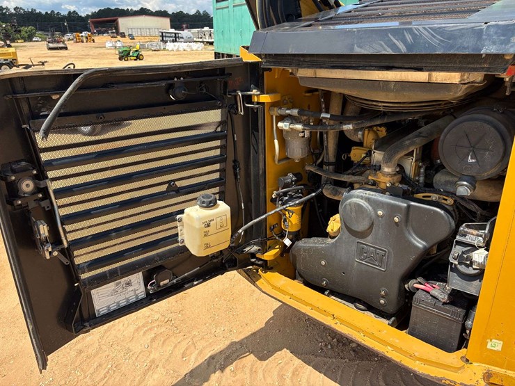 2020-caterpillar-299d3-image-31