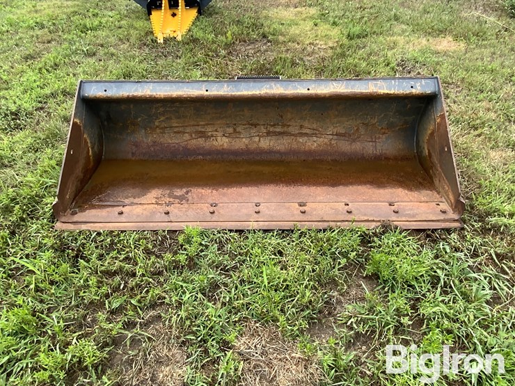 cnh-78"-heavy-duty-low-profile-skid-steer-bucket-image-2