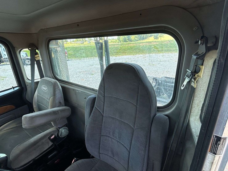 2010-peterbilt-386-image-43