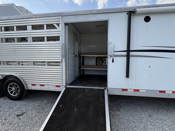 2018-bison-8011ldstlt-stock-combo-living-quarters-trailer-image-9