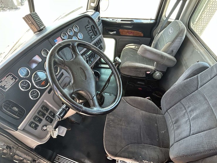2010-peterbilt-386-image-38