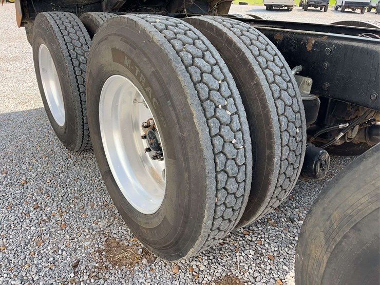 2019-kenworth-t8-series-dump-truck-image-21